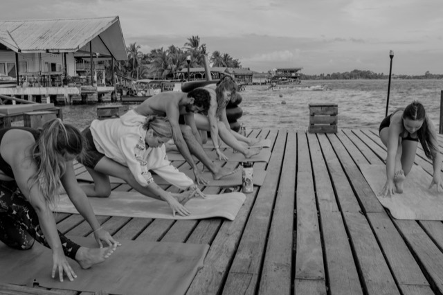 Sesión en hotel — clase de yoga en el muelle