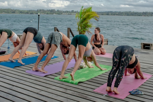 Sesión en hotel — yoga frente al mar