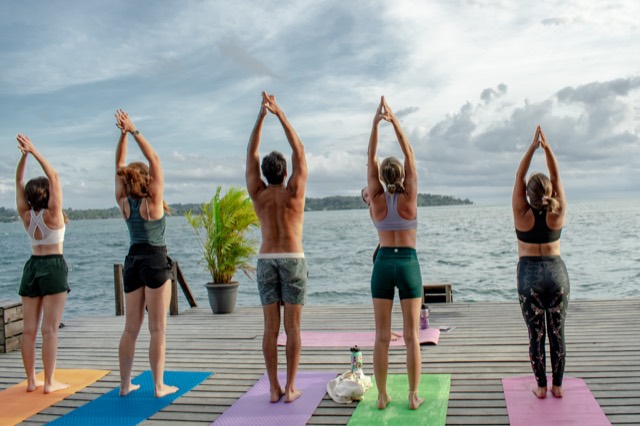 Sesión en hotel — grupo practicando yoga