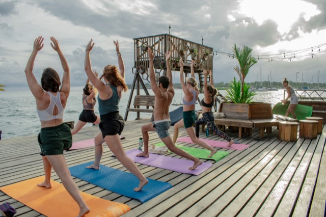 Sesión en hotel — postura de yoga
